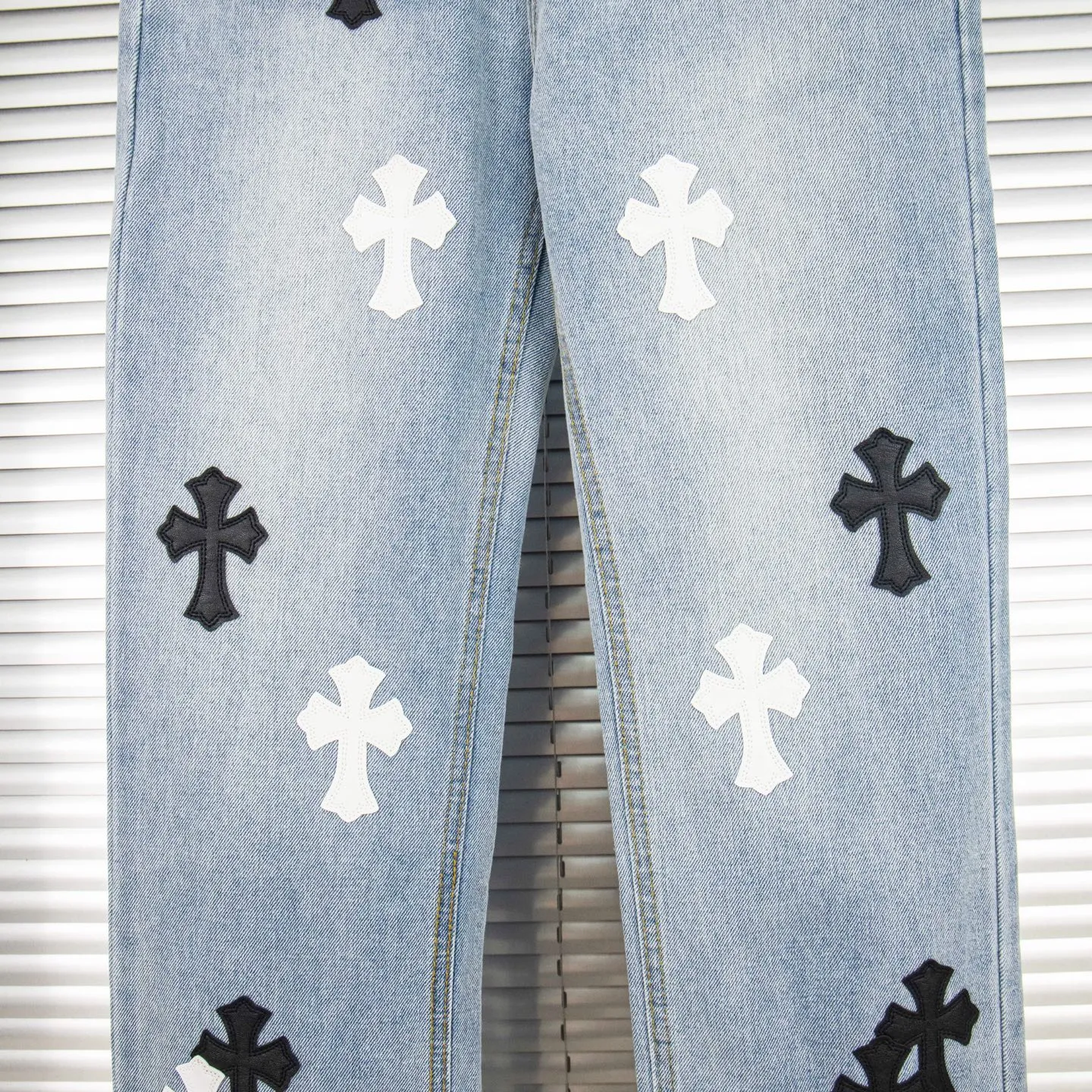 P240 Chrome Hearts light blue, black and white multi-quick leather couple jeans are a hot item this season and are sought after by countless celebrities and fashionistas. The neat details of the cutting process add color to the playful fashion! The neat and meticulous design, and the well-fitting structure is unique. The upper body not only has outstanding recognition, but also looks younger and younger. A style with the ultimate wearing meaning and performance, gorgeous color matching, and the craftsmanship of this style is also extremely extraordinary. After the finished product is washed, it is disassembled and hand-made with sheepskin cross leather and then spliced ​​together to complete. The whole piece has too many craftsmanship to describe. It is decorated with patchwork cross flowers and high-waisted washed jeans! ! Absolutely high-end luxury product, a god-level single product, a super popular product, made by top heavy industry, a magic weapon that cannot be missed. Style number: 1830# Size: 28 30 32 34 36 Color: light blue